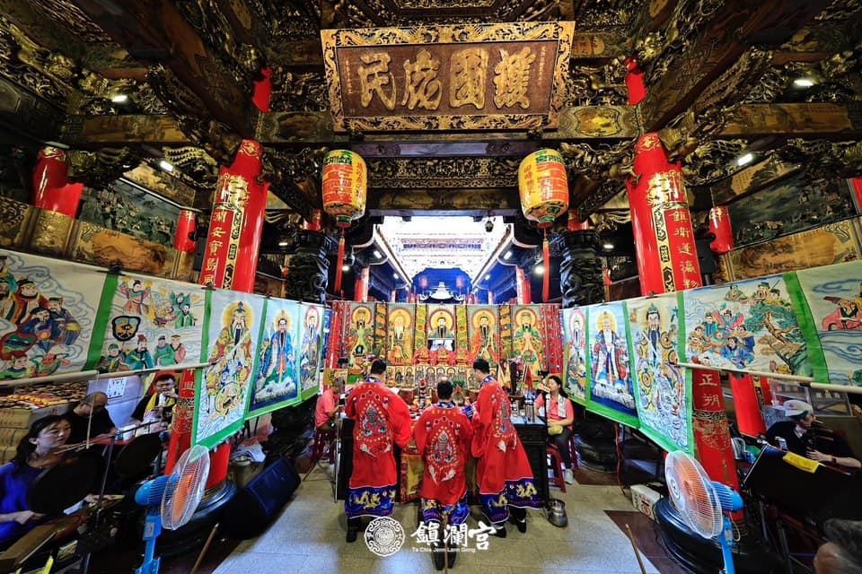 大甲鎮瀾宮法師主持中元普渡法會誦經祈福儀式 。